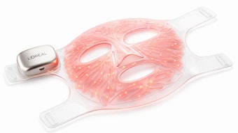 The mask delivers red light (630 nm) and near-infrared light (830 nm) through an integrated, skin-safe microcircuit.