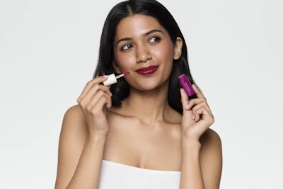 Haleys Beauty's Re–dew utilizes a Fade-Resistant Stain Matrix and juicy pigment technology to ensure an even flush without cracking or patchiness.