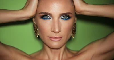 In formulations ranging from eyeshadows to shampoos, synthetic mica delivers versatile performance: fine-particle silver-white grades provide a clean, bright appearance with soft luster and opacity, while larger particles create brilliant sparkling effects.